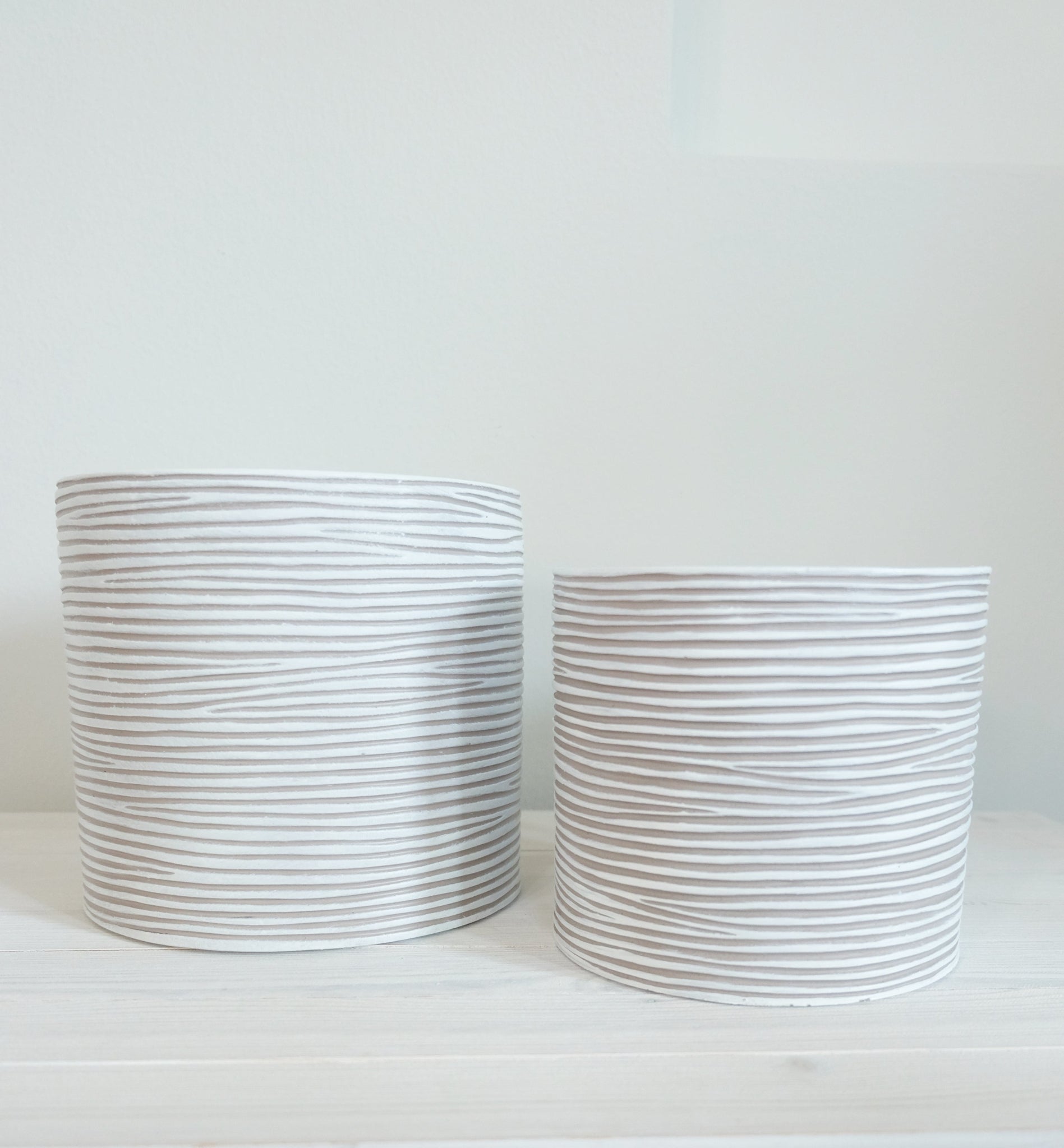 Cylinder pieni ja suuri rinnakkain – kaksi kokoa norsunluunvärinen kukkaruukku Capi Europe