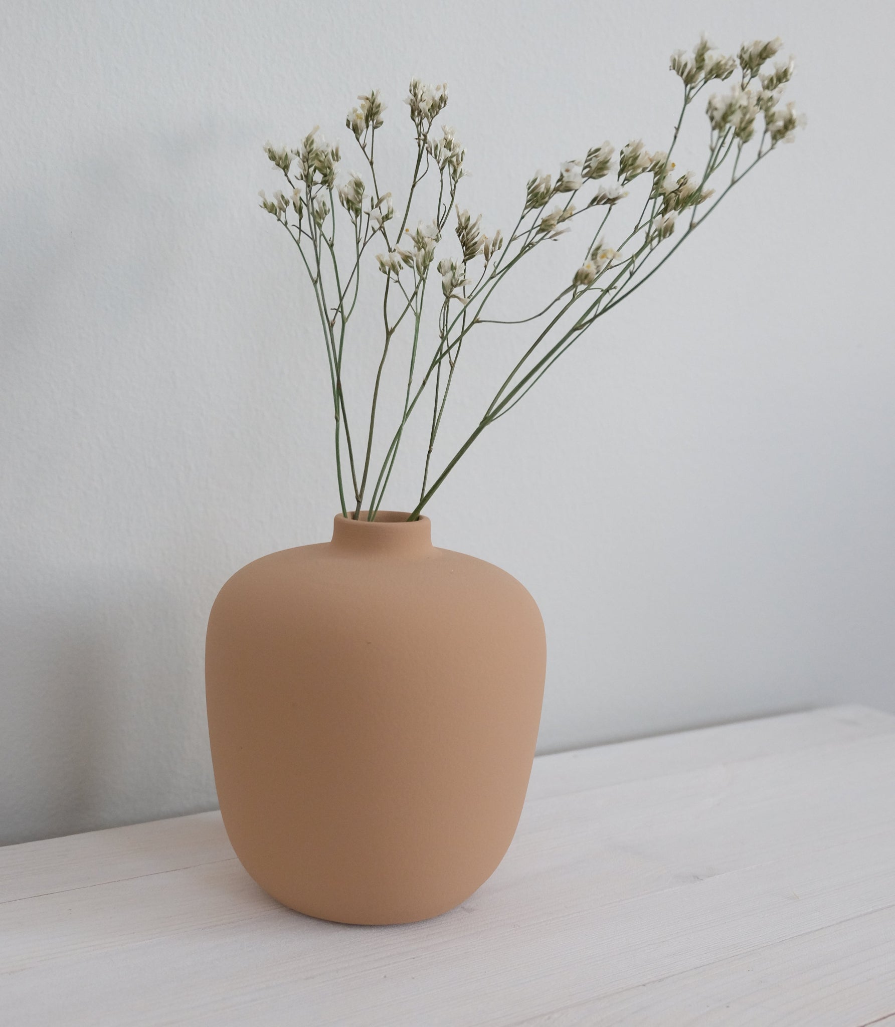 Maljakko Beige kuivatuilla kukilla – beige keramiikkamaljakko kukat sisustuksessa
