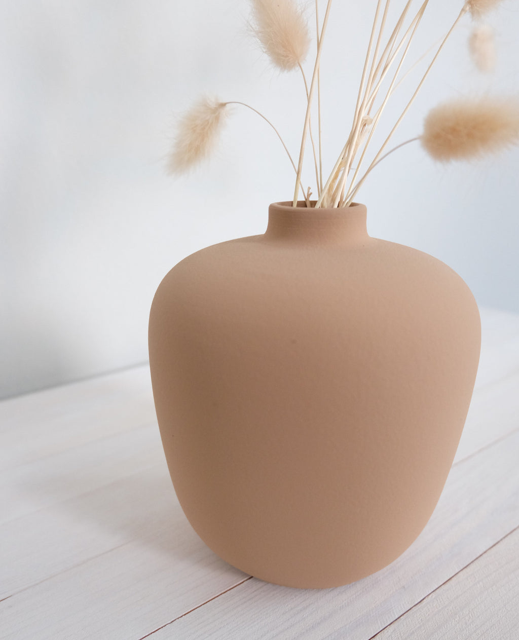 Lähikuva Beige-maljakon mattapinnasta – beige keramiikka käsinvalmistus tekstuuri