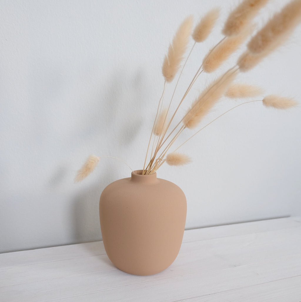 Maljakko Beige tuoreilla heinillä – beige mattakeramiikkamaljakko asetelma