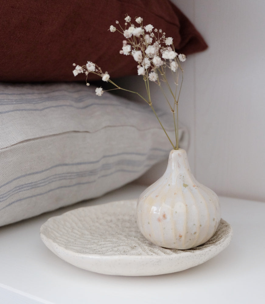 Keraaminen Sand-vati ja minimalistinen maljakko – Poca Ceramics sisustusasetelma