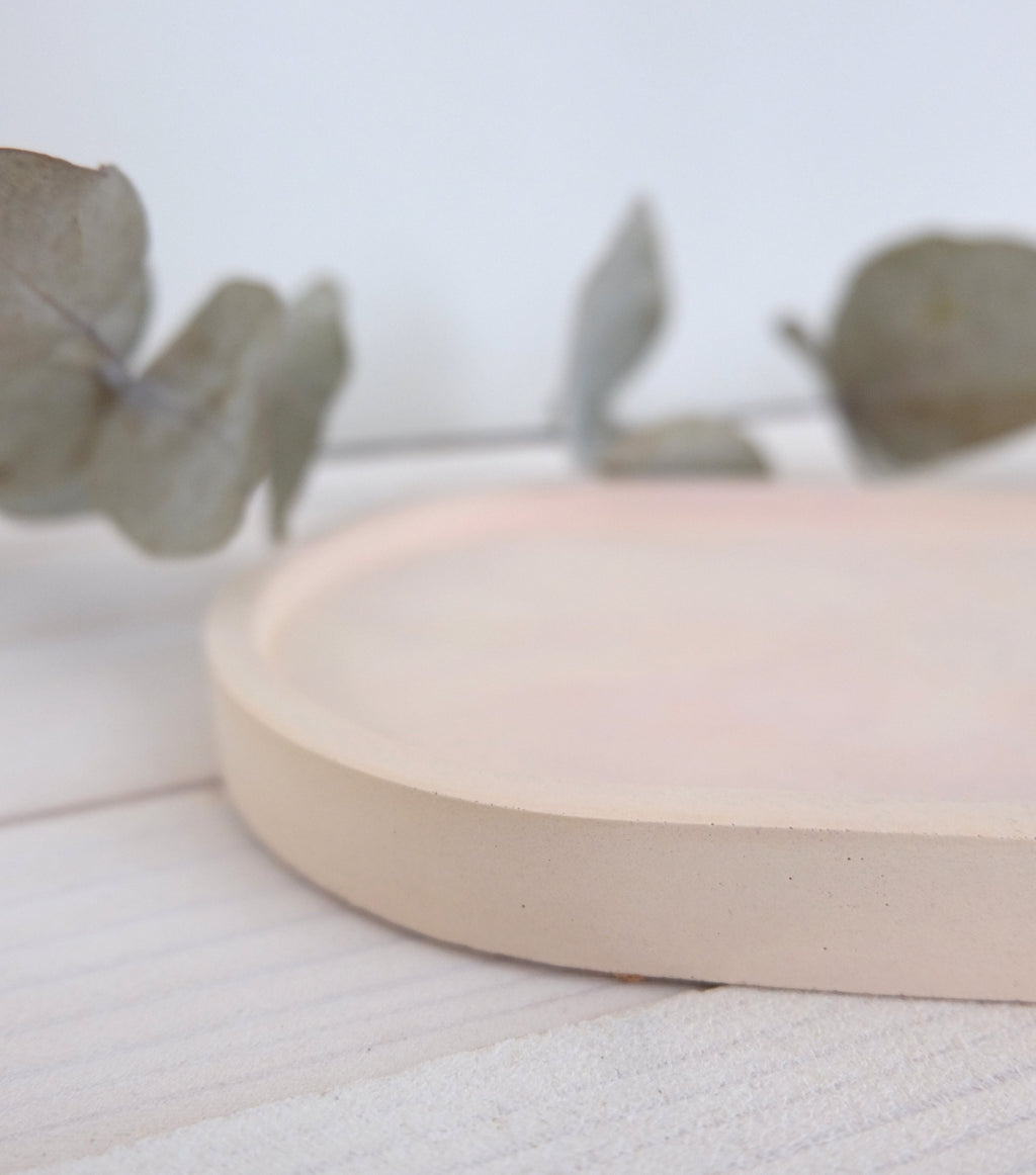 ähikuva Ovaline-tarjottimen betonipinnasta – käsinvalmistus yksilöllinen tekstuuri beige