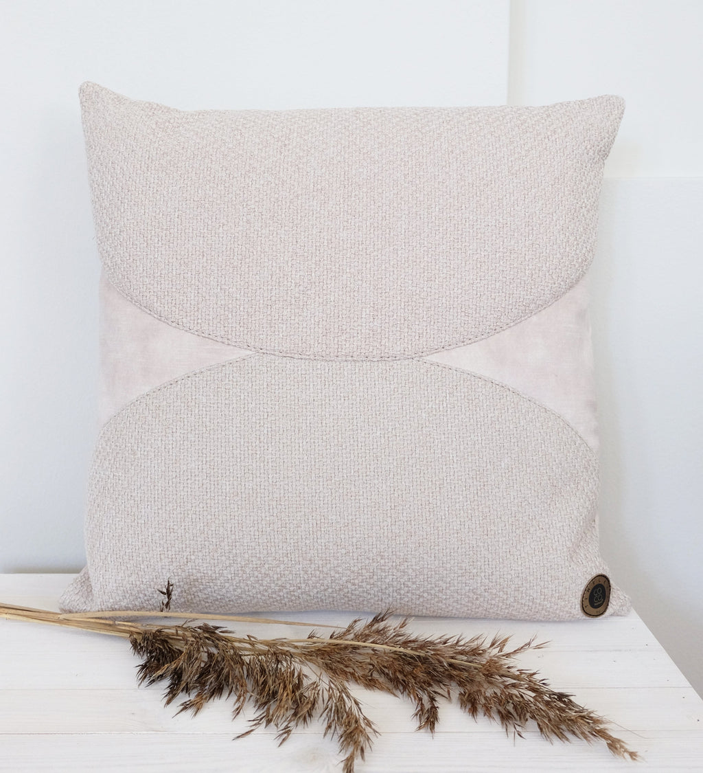 Beige samettinen sisustustyyny Aria puolipyöreillä koristemuodoilla – 45×45 cm, COCOmaison