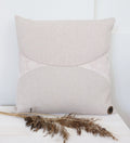 Beige samettinen sisustustyyny Aria puolipyöreillä koristemuodoilla – 45×45 cm, COCOmaison