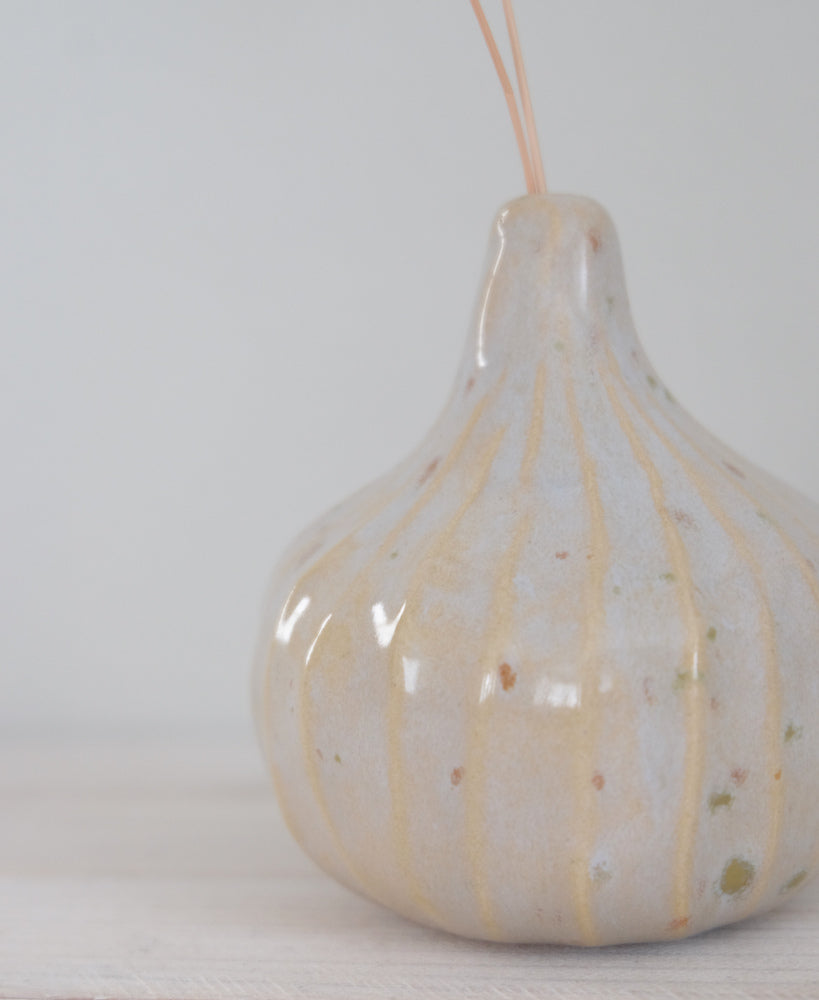Poca Ceramics Viikuna-maljakko pöydällä – käsinvalmistettu keraaminen minimaljakko, harmaa