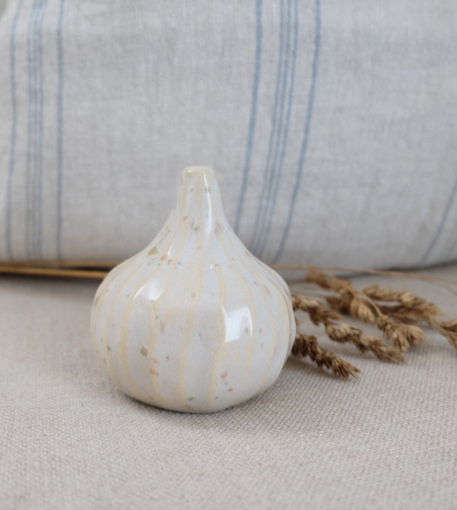 Poca Ceramics Viikuna-maljakko lähikuva – käsinvalmistettu keramiikka, pehmeä harmaa sävy