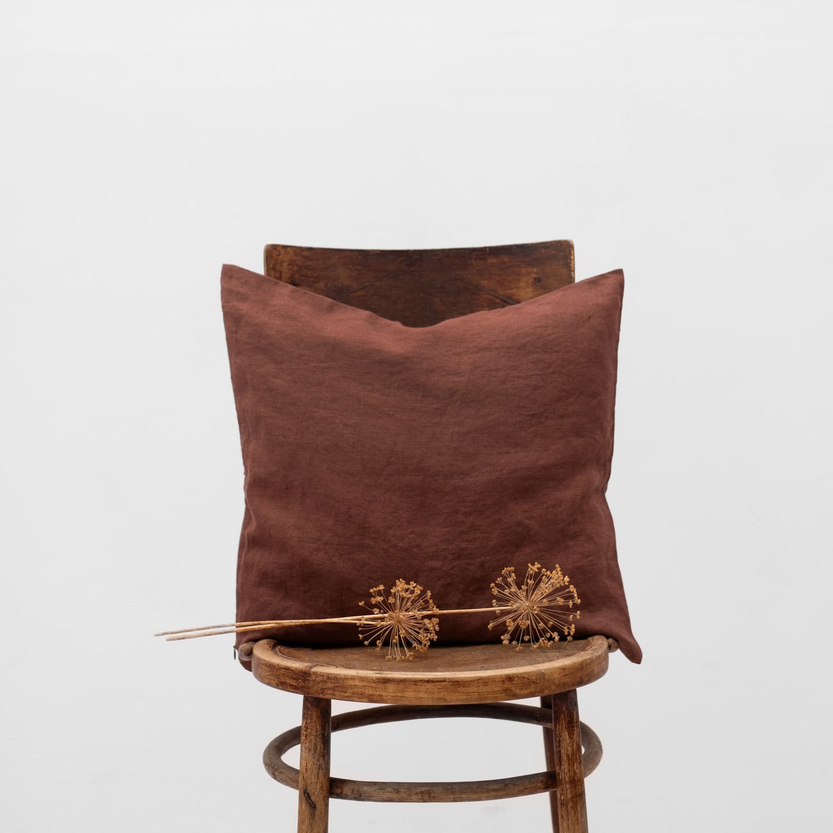 Chocolate -pellavatyynynpäällinen sisustusasetelmassa – Linen Tales, OEKO-TEX® sertifioitu