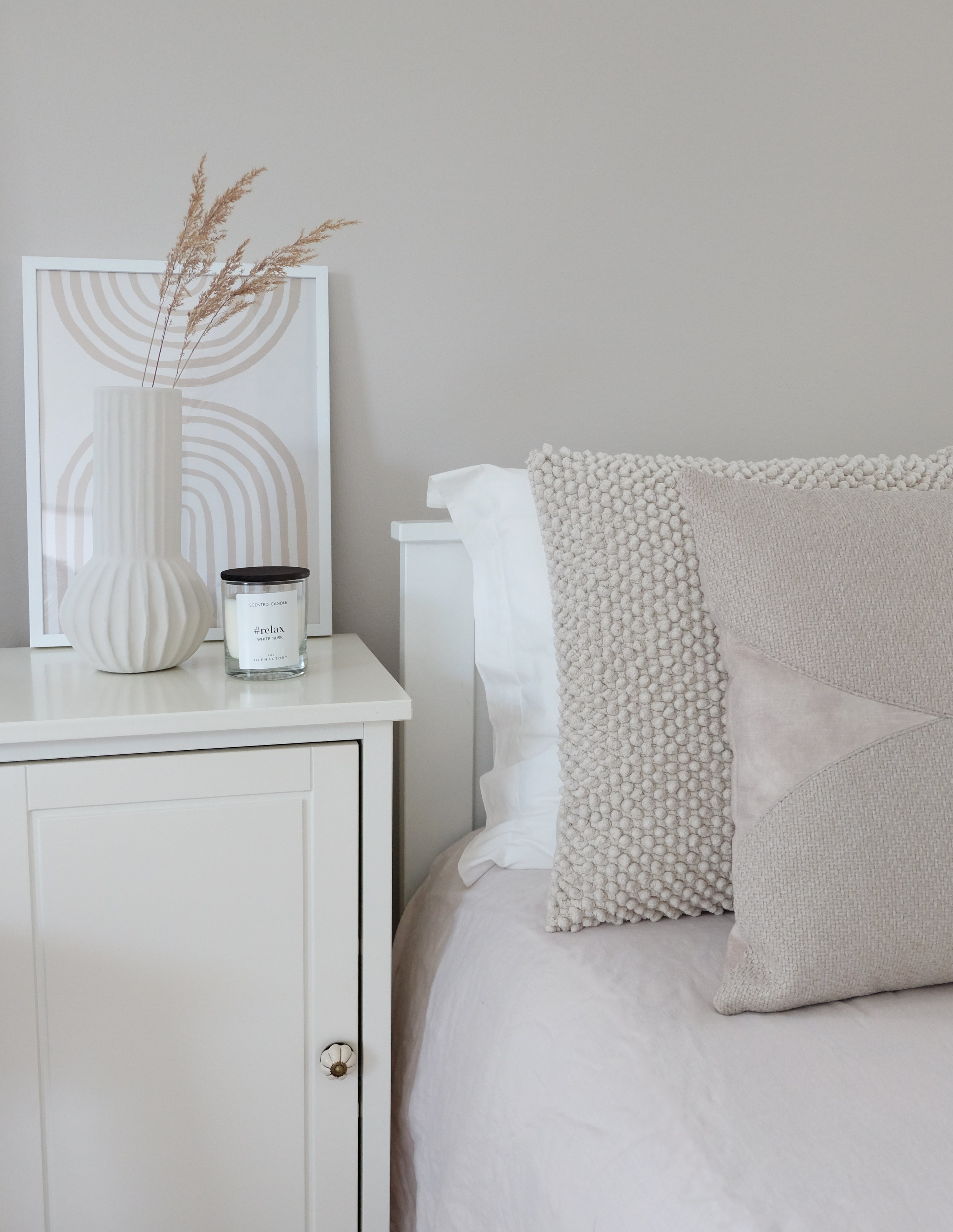 Aria-tyyny sängyllä – beige samettinen koristetyyny makuuhuoneessa