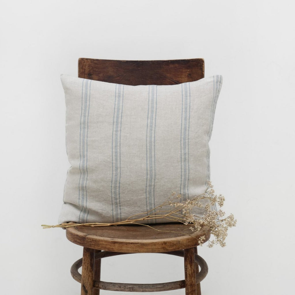 Rustic -pellavatyynynpäällinen sisustusasetelmassa – Linen Tales, OEKO-TEX® ja EUROPEAN FLAX®