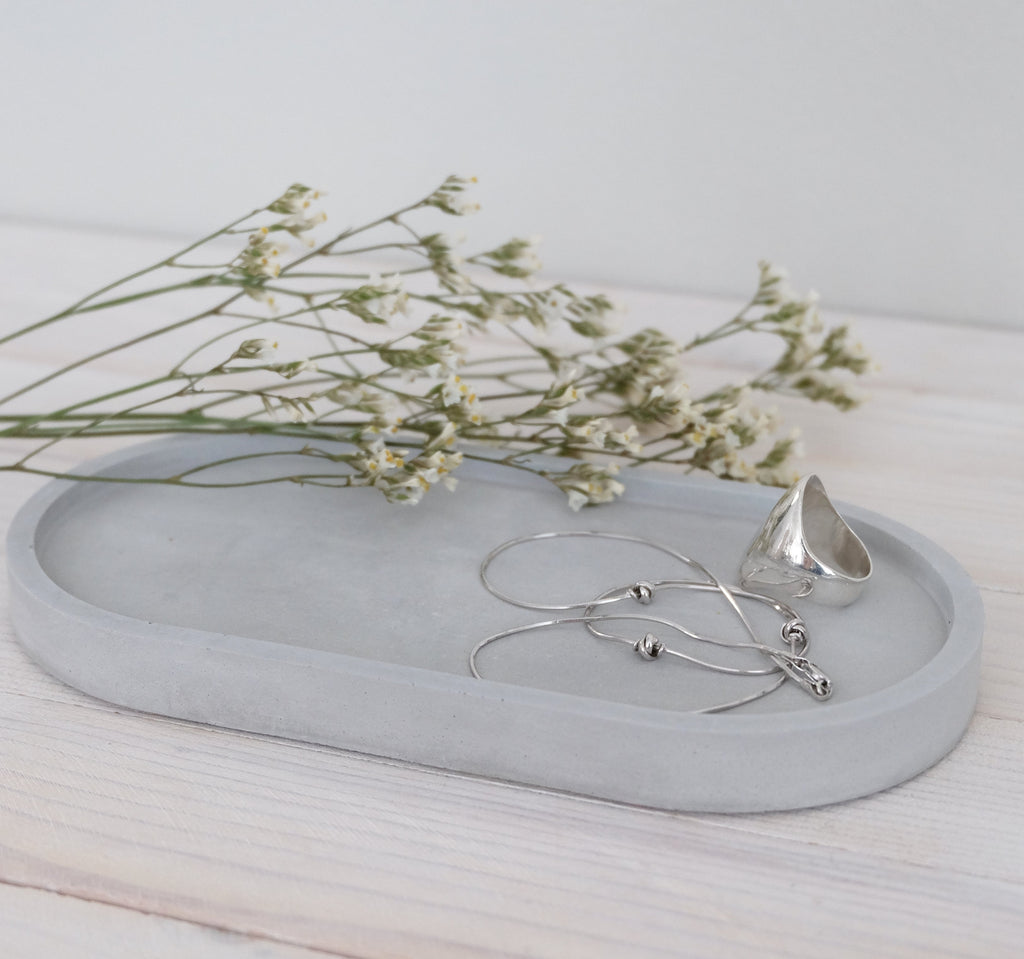 Harmaa käsinvalmistettu betoninen ovaali tarjotin Ovaline – 17,5×10 cm, Aliska