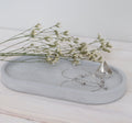 Harmaa käsinvalmistettu betoninen ovaali tarjotin Ovaline – 17,5×10 cm, Aliska