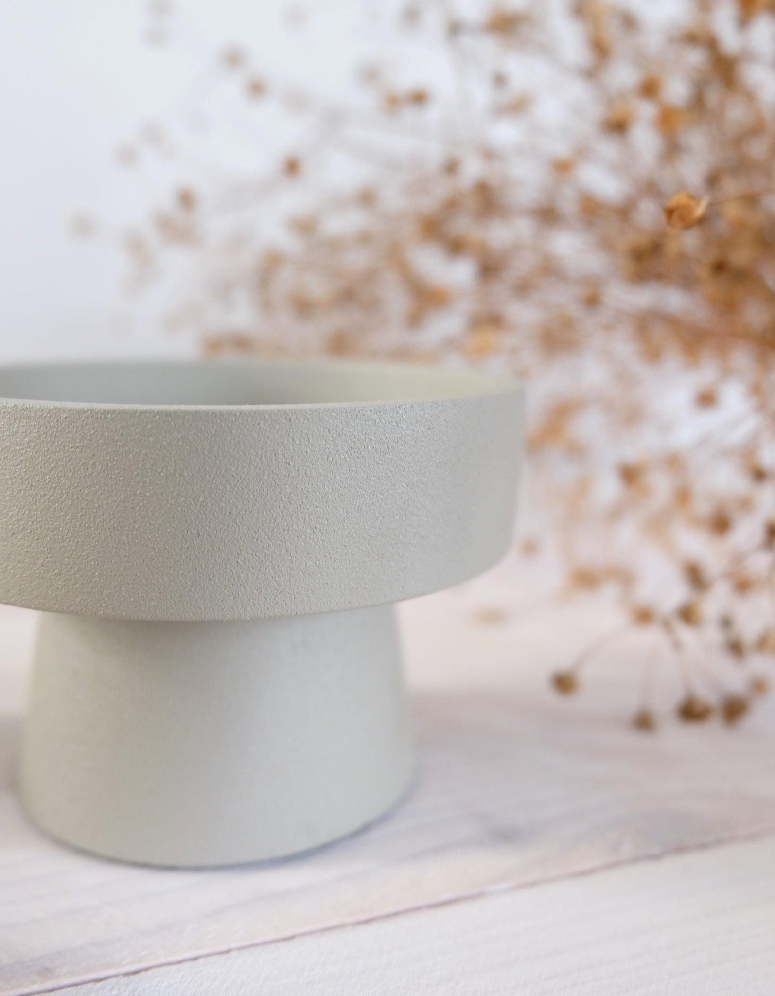 Lähikuva kynttilänjalka Anker sivulta – hiekanvärinen mattametalli matalakynttilänjalka