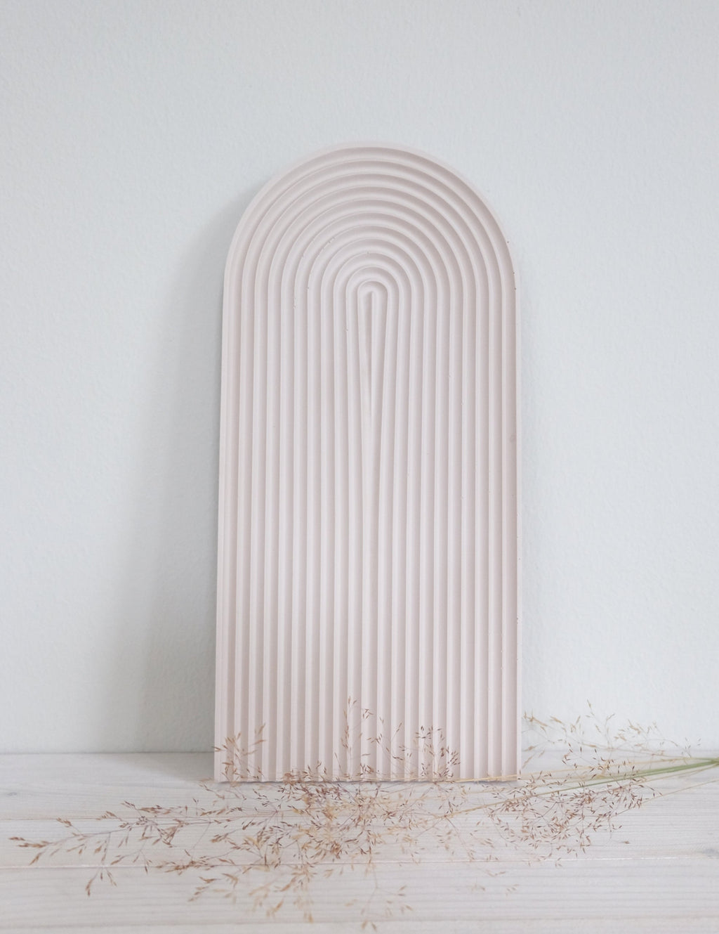 Käsinvalmistettu jesmonite-tarjotin Sateenkaari beige – 32 cm × 15 cm, mehiläisvahakäsitelty, Studio SixtyFour, Alankomaat