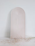 Käsinvalmistettu jesmonite-tarjotin Sateenkaari beige – 32 cm × 15 cm, mehiläisvahakäsitelty, Studio SixtyFour, Alankomaat