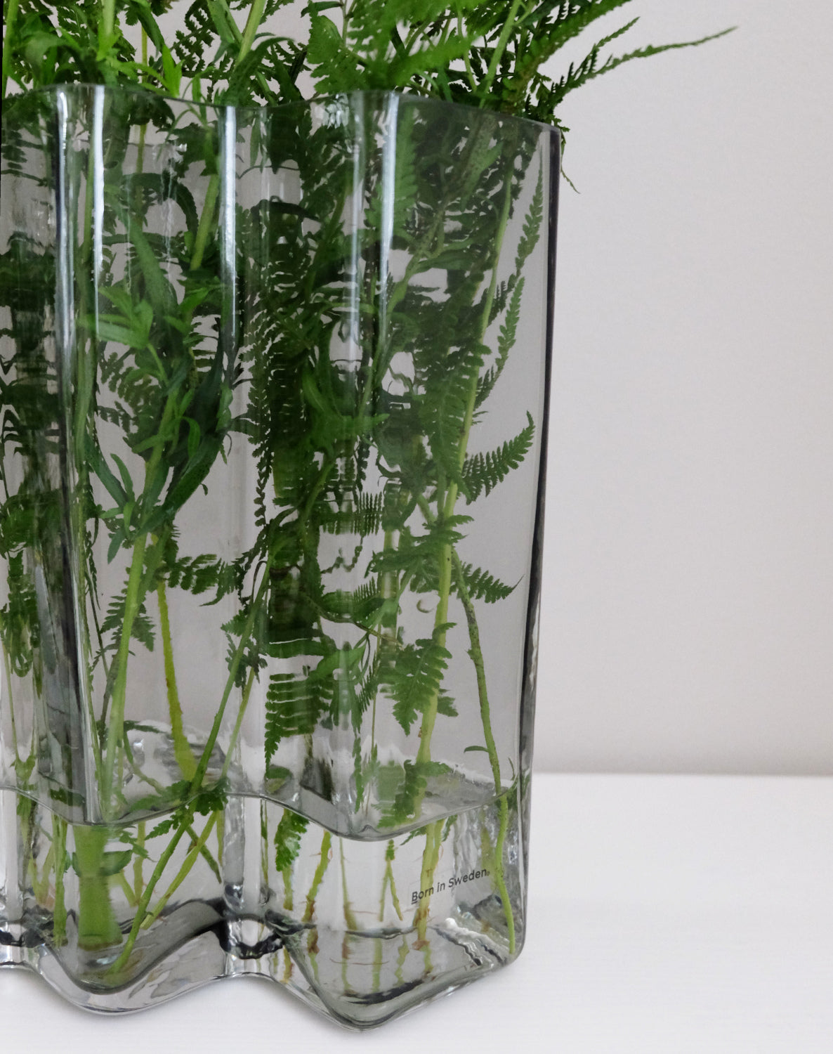 Maljakko Row lähikuva – harmaa lasi suupuhallettu tekstuuri 3-osioinen rakenne