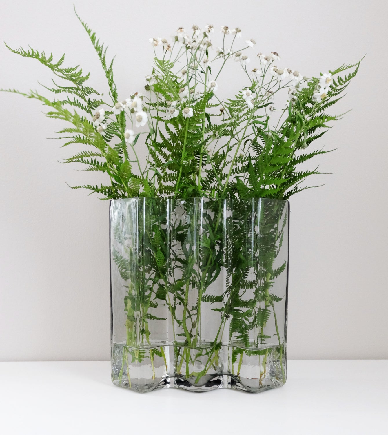 Maljakko Row 3-osioinen harmaa – suupuhallettu lasi, 8,4 × 21 × 22 cm, Born in Sweden