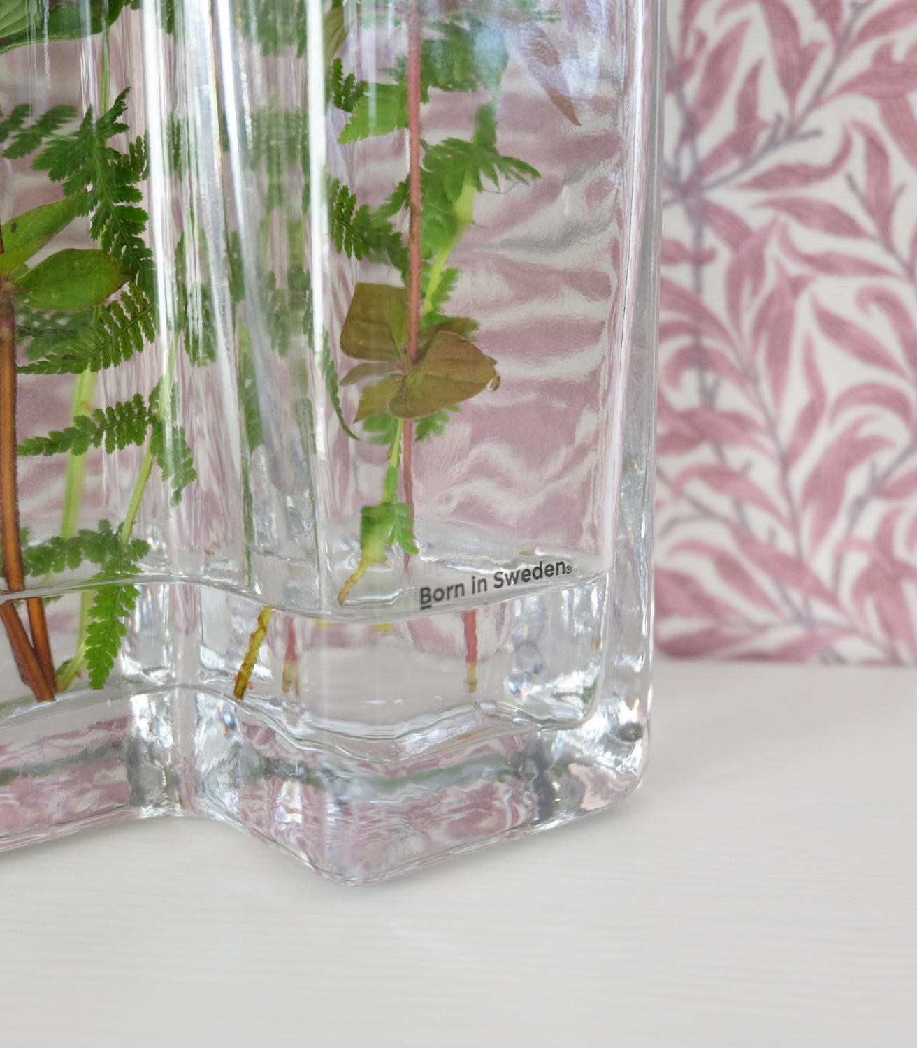 Maljakko Row lähikuva pinnasta – 4-osioinen kapea kirkas lasi kukka-asetelma detalji