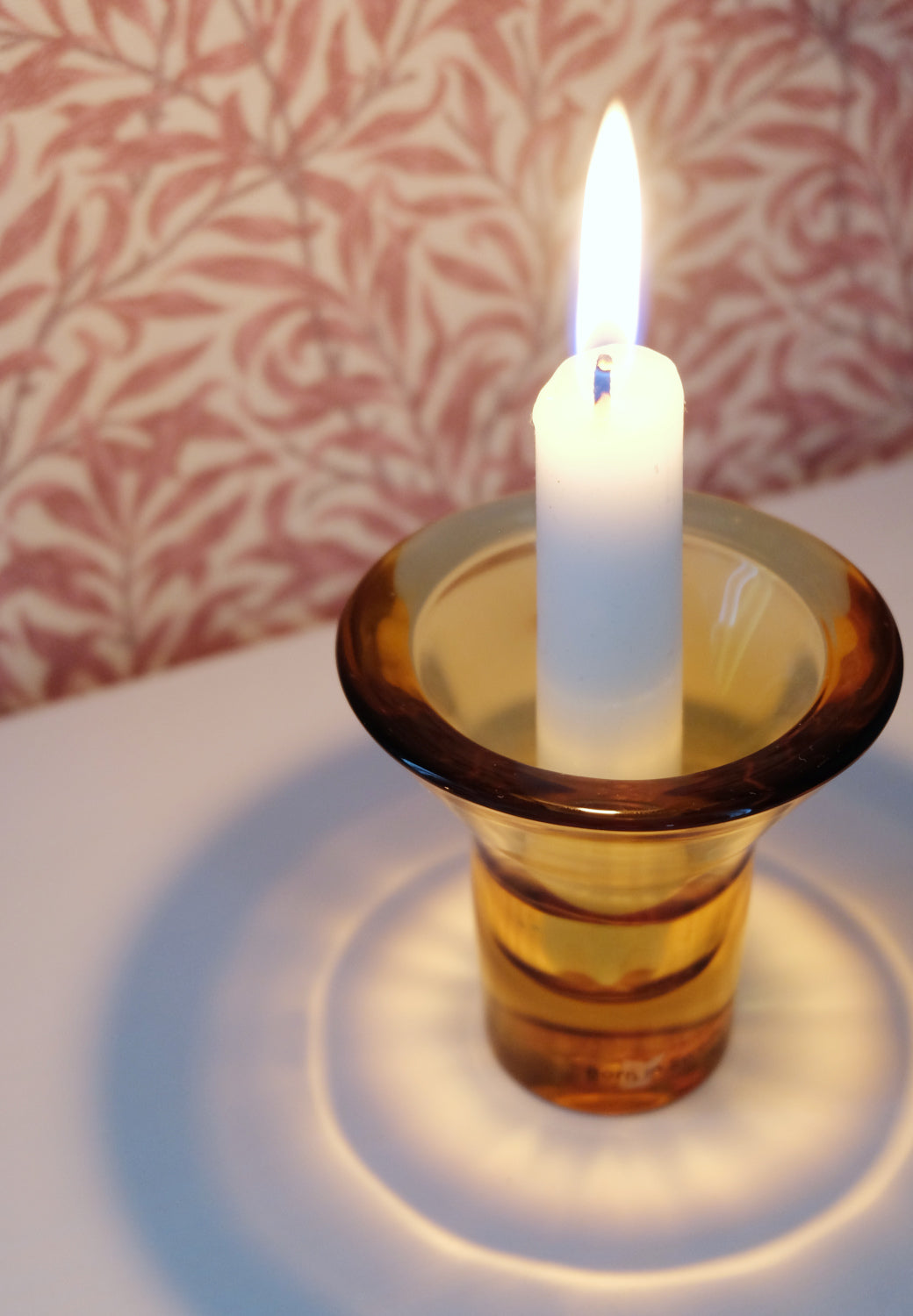 Kynttilänjalka Lumi lähikuva – meripihkanvärinen lasi tekstuuri detalji Born in Sweden