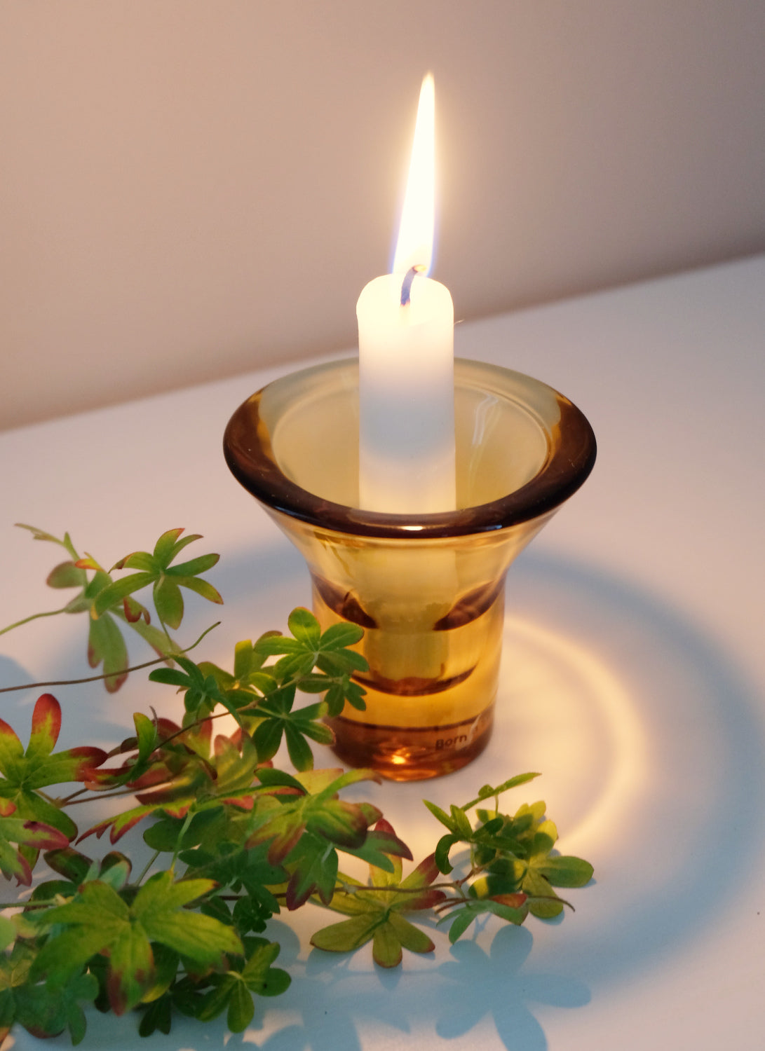 Kynttilänjalka Lumi kruunukynttilälle – meripihka lasinen kynttilänjalka kruunukynttilä tunnelma