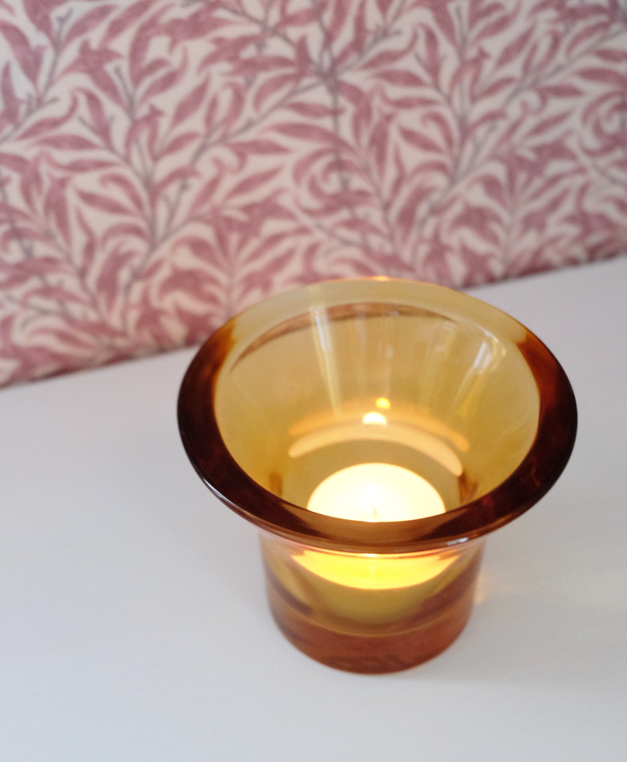 Kynttilälyhty Lumi lähikuva ylhäältä – meripihkanvärinen lasi tekstuuri detalji Born in Sweden