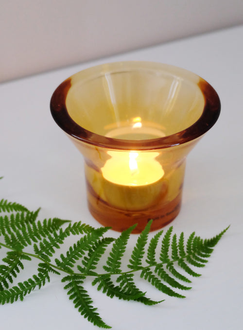 Kynttilälyhty Lumi meripihka – lasinen kynttilälyhty lämpökynttilälle, 8 × 10 cm, 0,5 kg, Born in Sweden