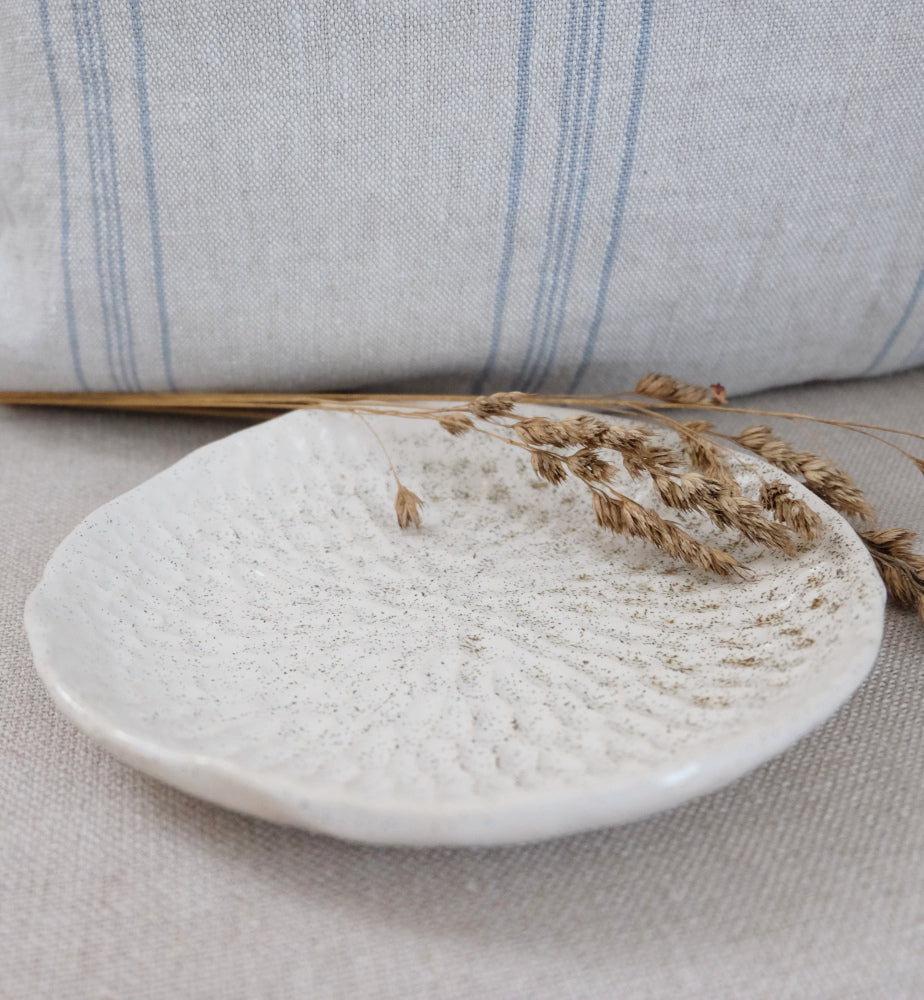 Poca Ceramics keraaminen vati Sand ylhäältä kuvattuna – halkaisija 14 cm, hiekanvärinen lasite