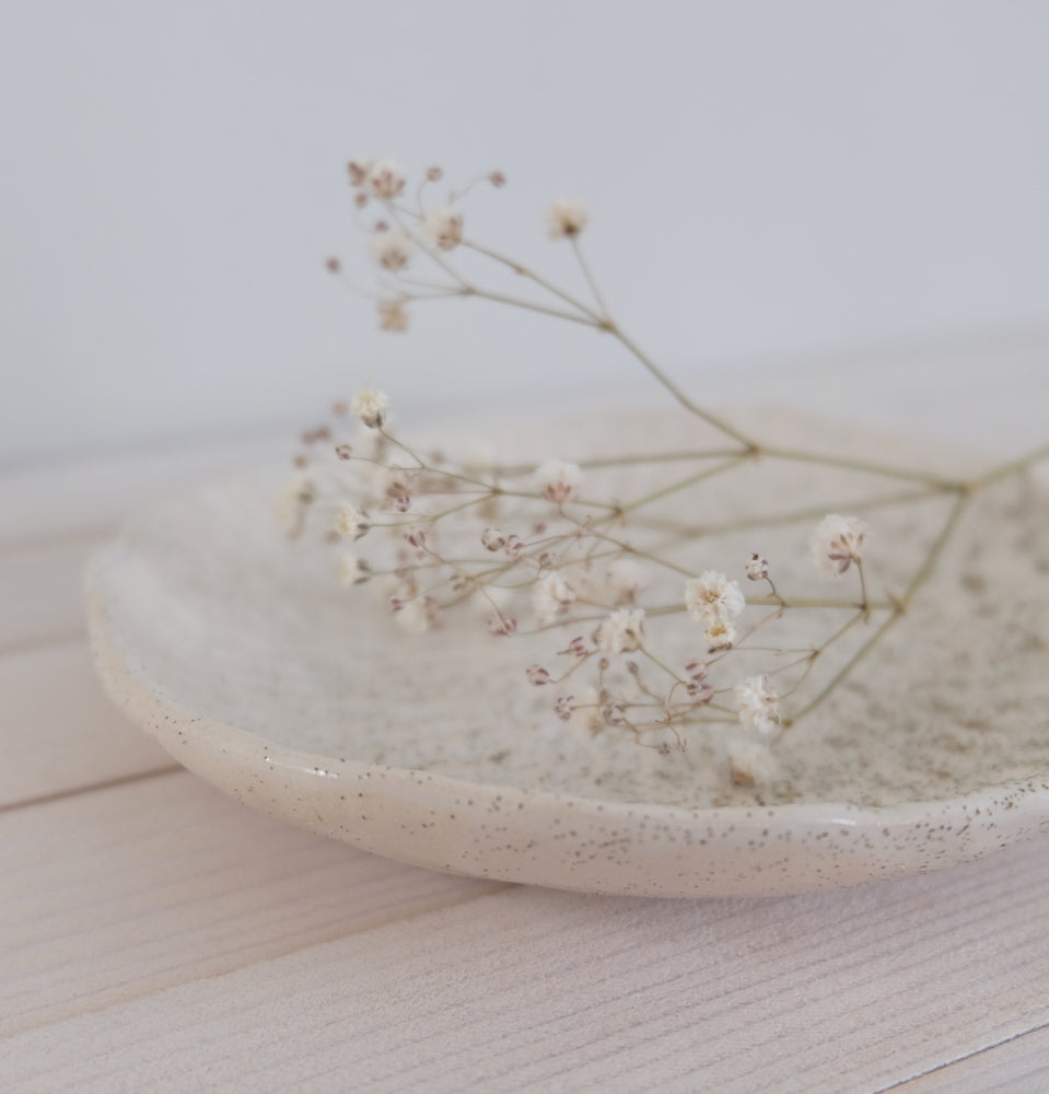 Käsinvalmistettu Poca Ceramics Sand-vati sivusta – kohokuvioitu keraaminen tarjotin