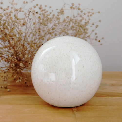 Keraaminen koristepallo Saggio luonnonvalkoinen – 10 × 10 × 9,5 cm, Mondex