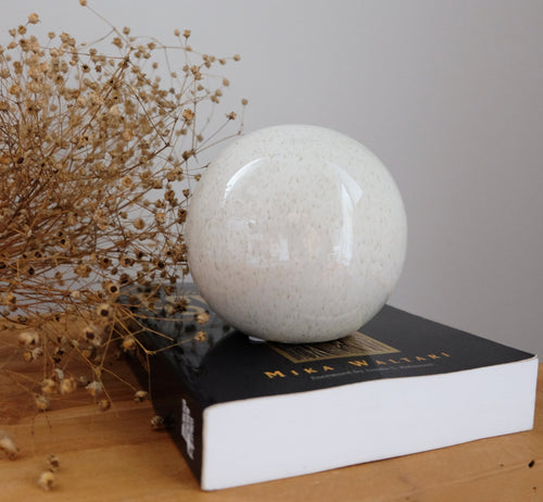 Koristepallo Saggio pöytäasetelmassa – luonnonvalkoinen keraaminen koristepallo sisustustukseen