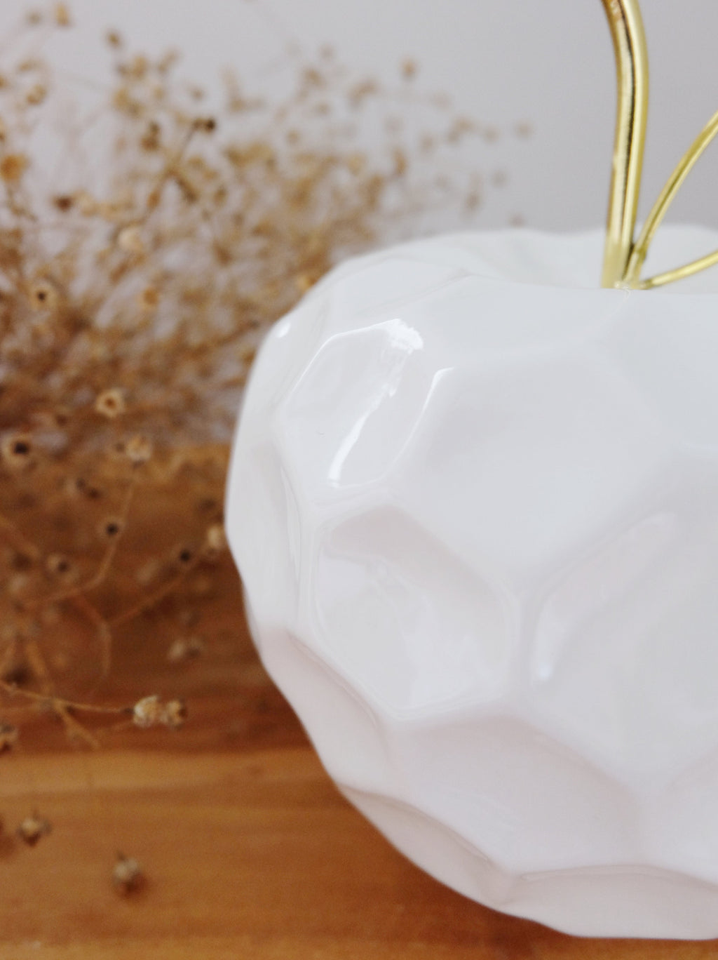  Lähikuva Apple-koristeen pintakuvioinnista – valkoinen keramiikka kulta tekstuuri