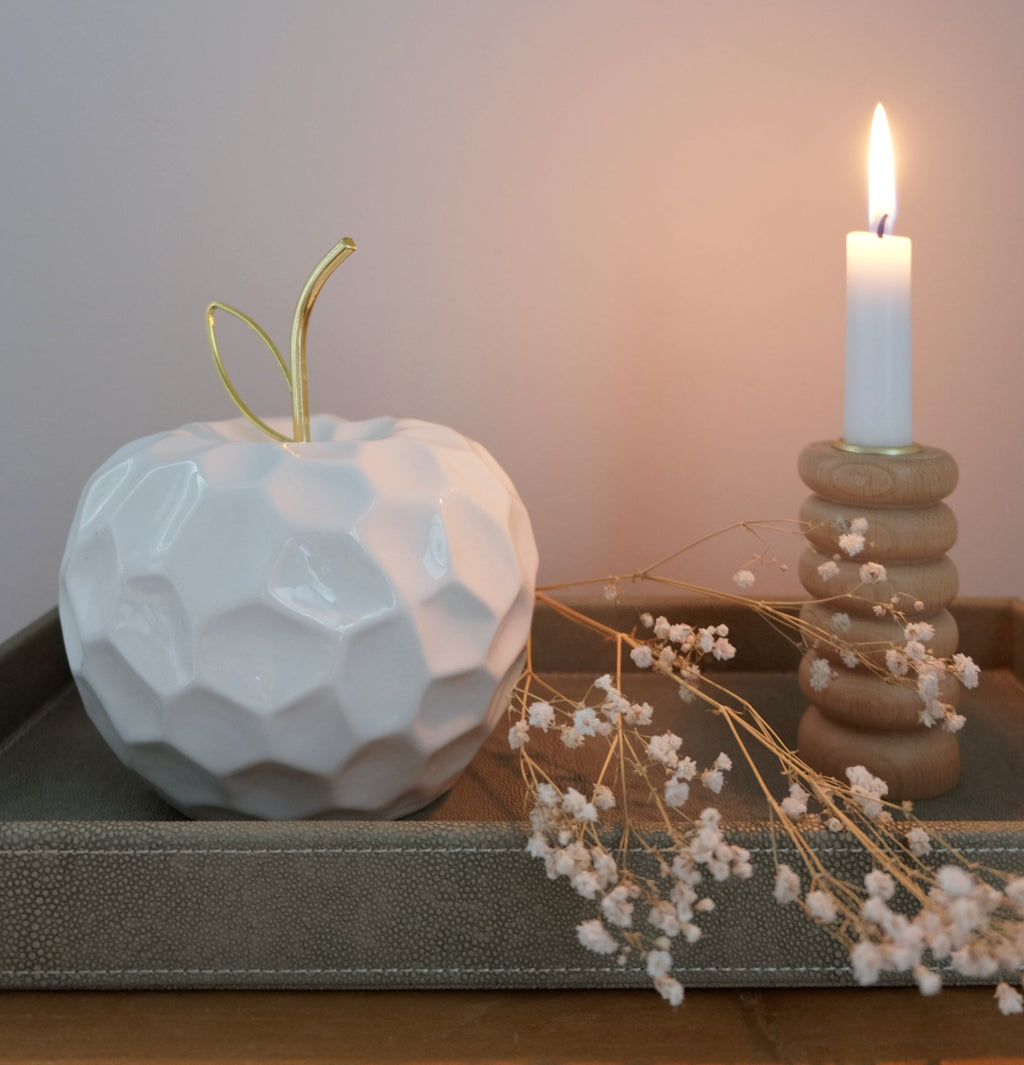 Kynttilänjalka Totem keskikoko sisustuksessa Omena-koristeen kanssa – pyökkipuu skandinaavinen sisustus kynttilä