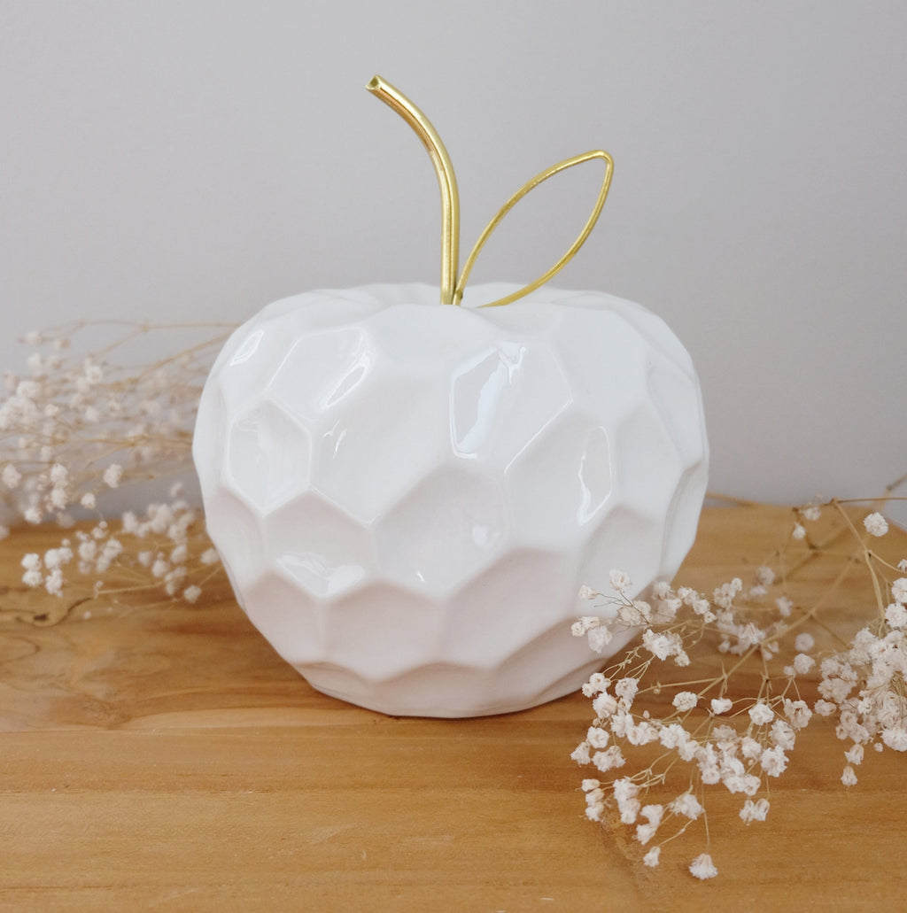 Keraaminen omenakoriste Apple valkoinen/kulta – 14,5 × 14,5 cm, korkeus 15 cm, kultainen lehti ja kanta, Mondex