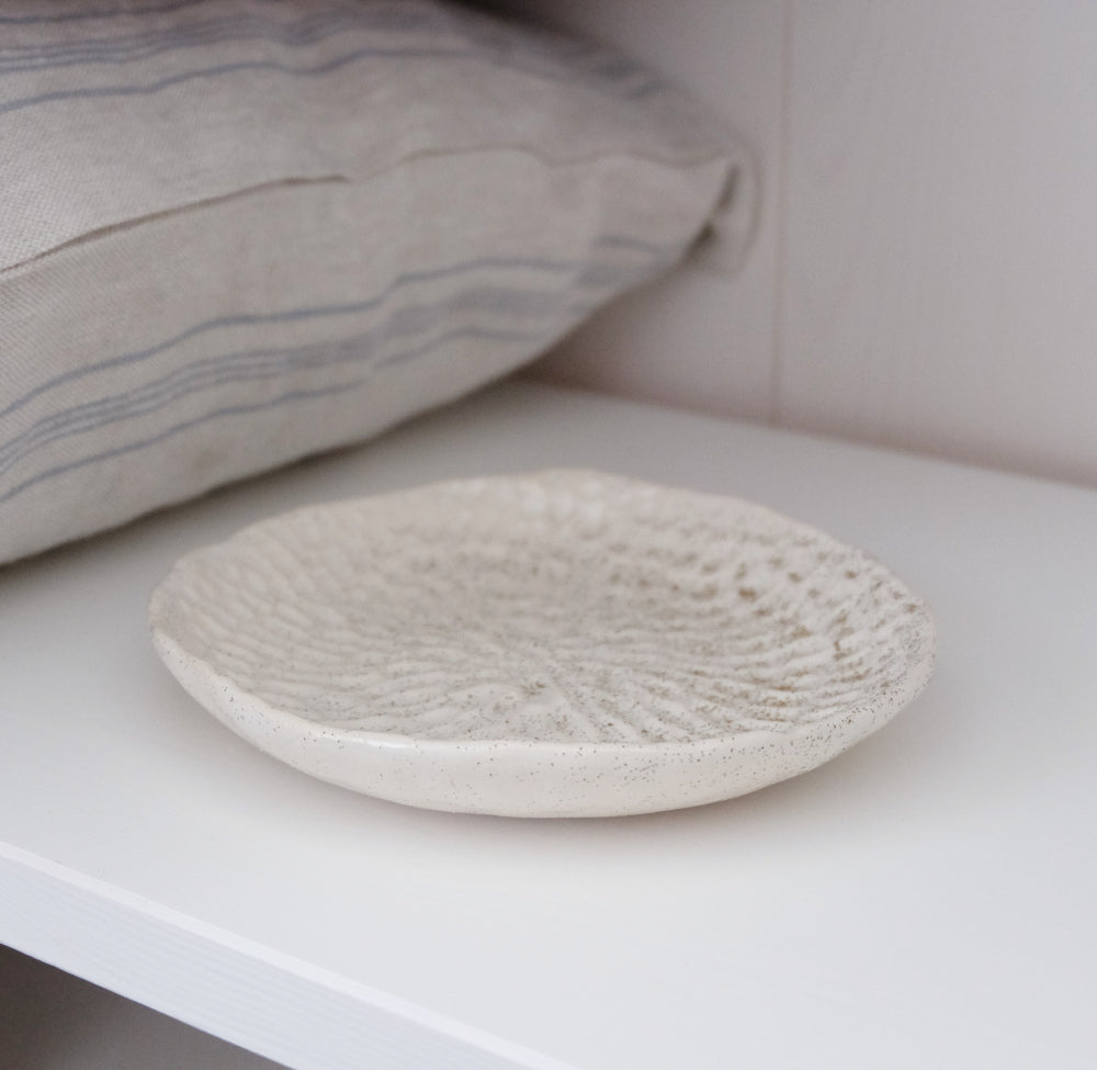Poca Ceramics Sand-vati hyllyllä – hiekanvärinen keraaminen koristevati sisustuksessa