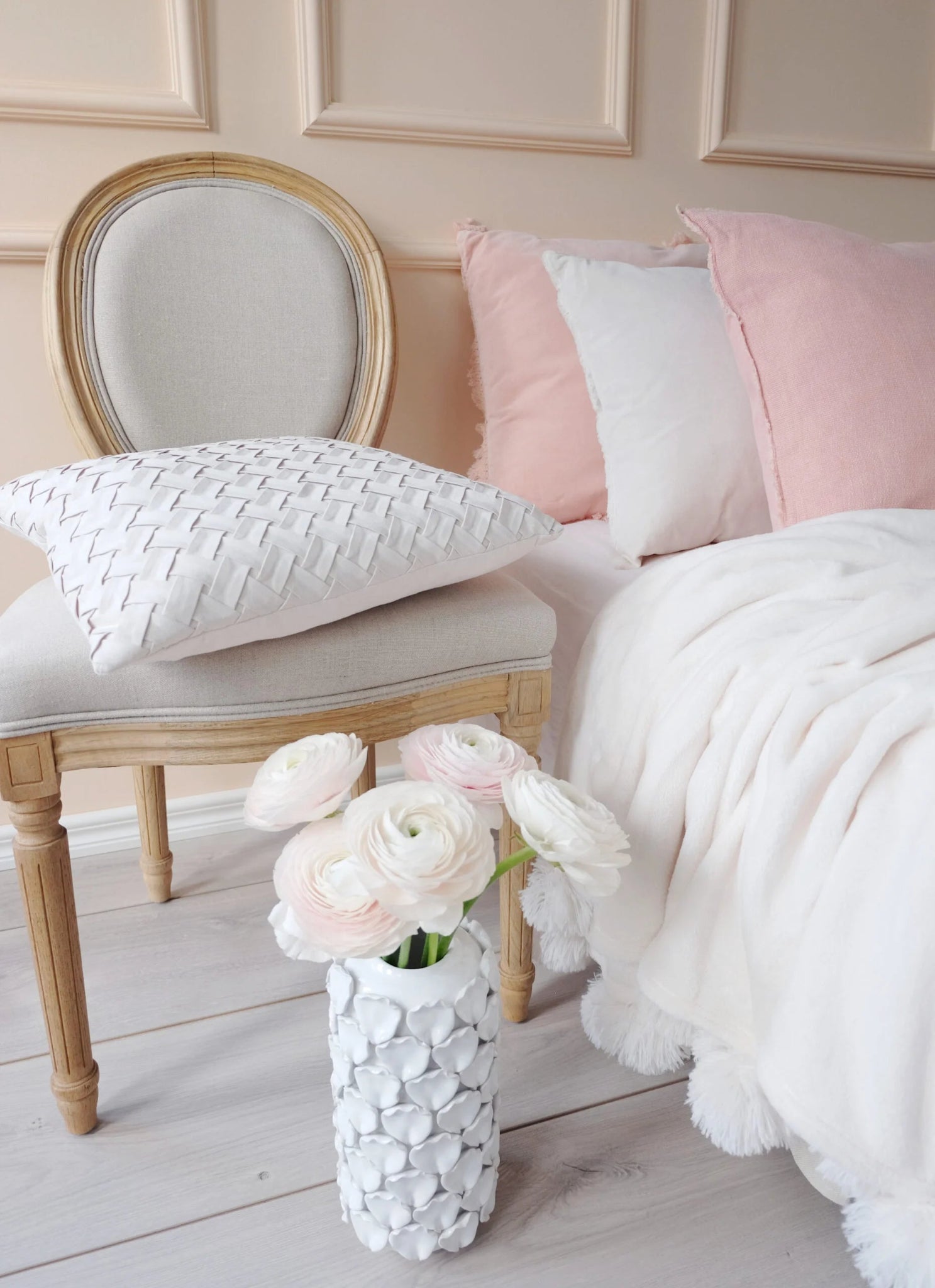 Peach Pink -tyyny sängyllä – pellavainen sisustustyyny makuuhuoneessa