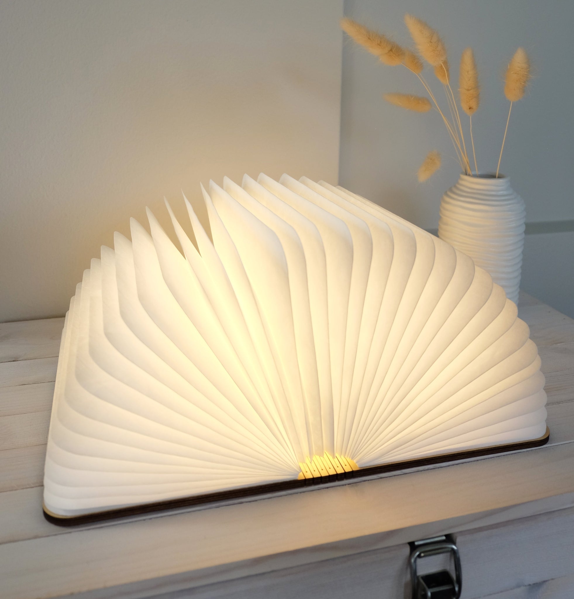 Pöytävalaisin Book Lamp kirjan muodossa – vaahterapuu ja Tyvek-paperi, pähkinänruskea, LEDR