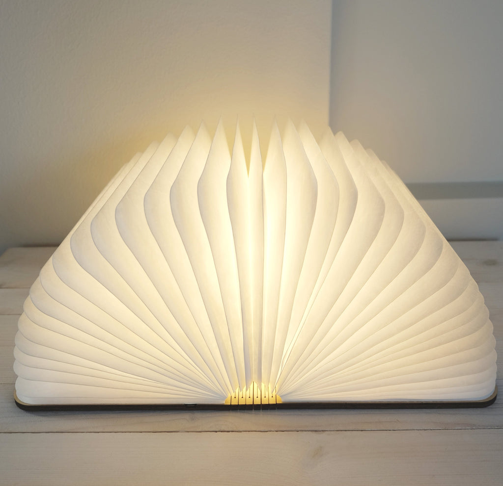 Book Lamp avattuna – Tyvek-paperi sisäpinta ja LED-valo