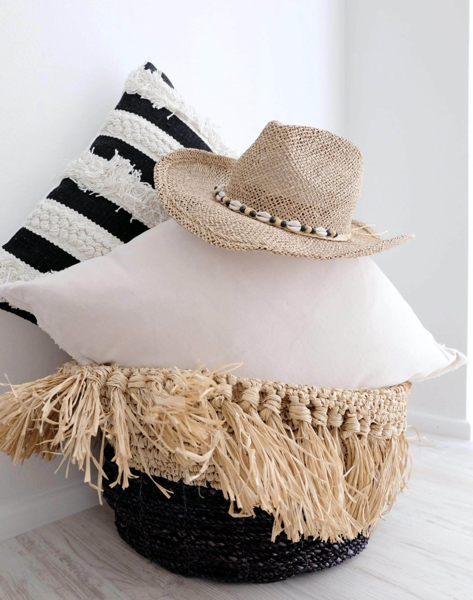 Eve-kori tyynyjen säilytykseen – boho meriheinäkori olohuoneessa