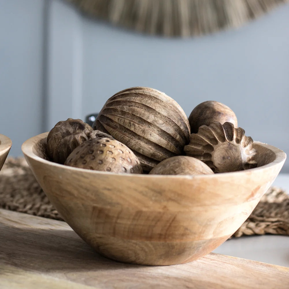 Mangopuisia koristepalloja ryhmitelty – vaaleanruskea puukoriste