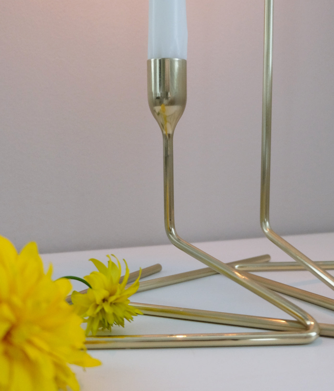 Kynttilänjalka Puzzle lähikuva – harjattu ruostumaton teräs kulta kumirengas detalji Born in Sweden