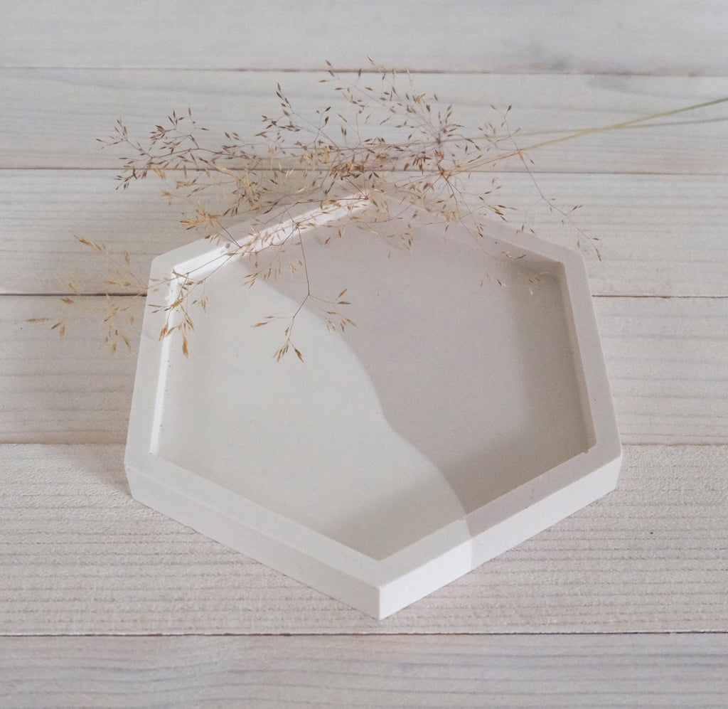 Käsinvalmistettu kuusikulmainen jesmonite-tarjotinalusta Kuusio valkoinen/beige – 11,5 × 10 cm, mehiläisvahakäsitelty, Studio SixtyFour, Alankomaat