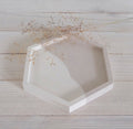 Käsinvalmistettu kuusikulmainen jesmonite-tarjotinalusta Kuusio valkoinen/beige – 11,5 × 10 cm, mehiläisvahakäsitelty, Studio SixtyFour, Alankomaat