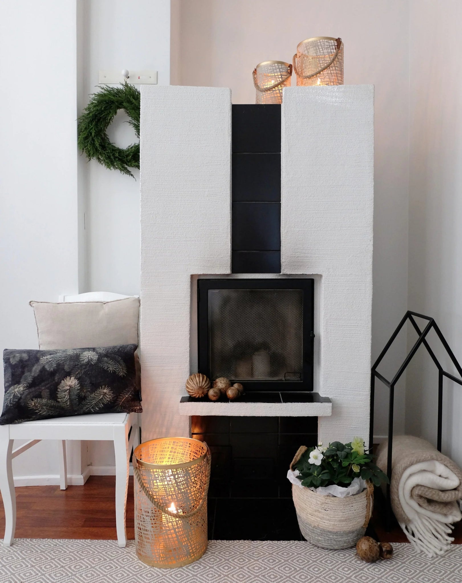 Tuuli-kynttilälyhty iso olohuoneessa – metallinen ristikkolyhty sisustuksessa