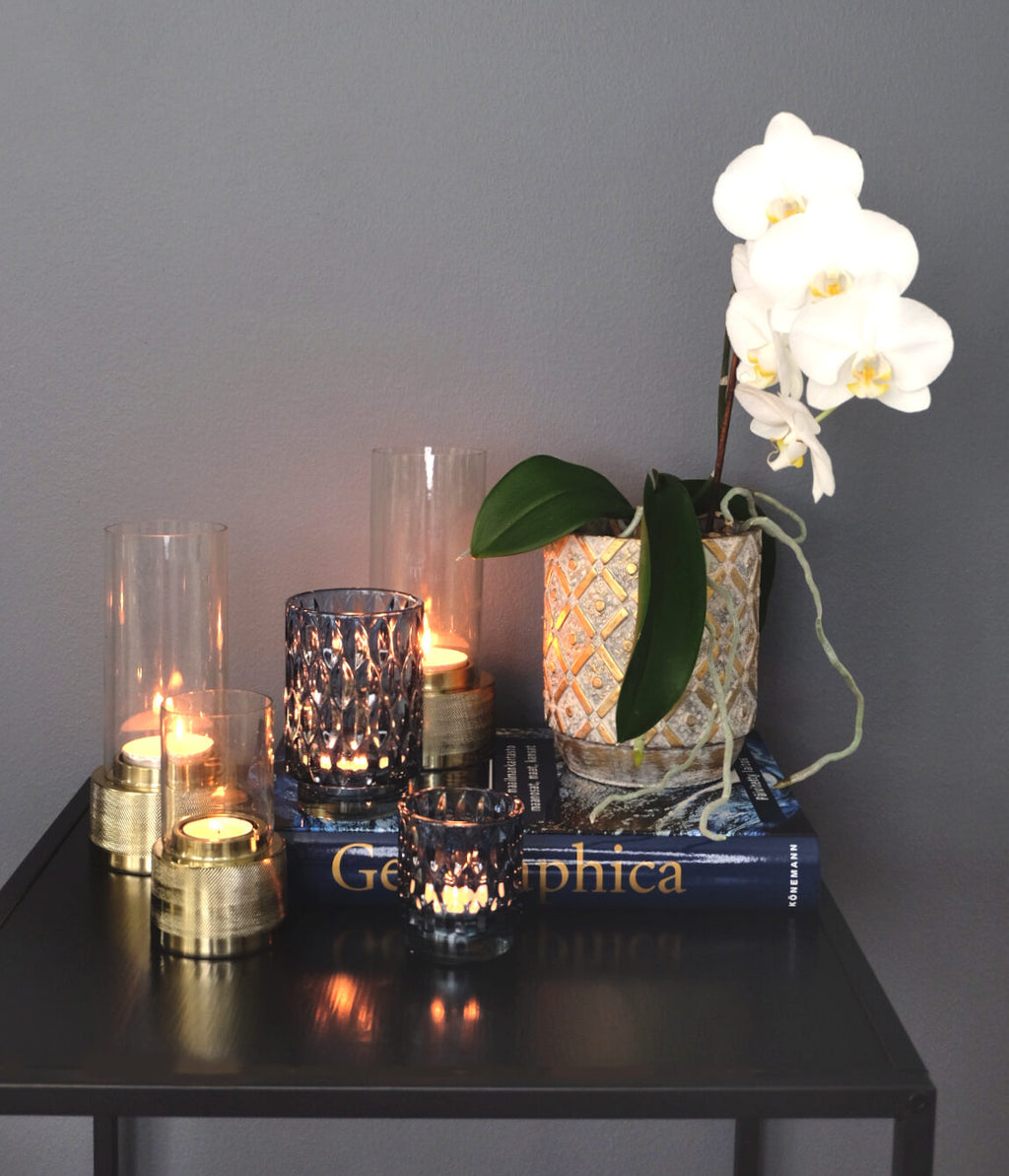 Grace-kynttilälyhty kynttiläasetelmassa – Light & Living