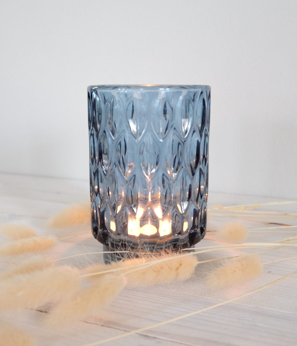 Light & Living Grace -lyhty sivulta – kuvioitu sininen lasi