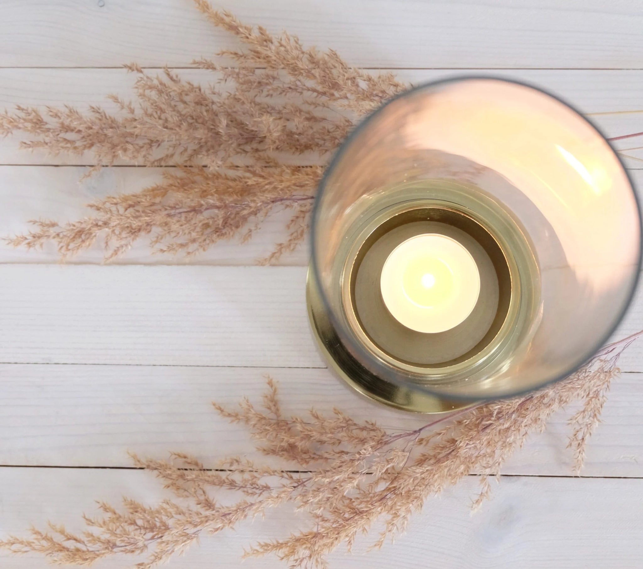 Sigor iso -lyhty yläkulmasta – lasisuoja ja kultainen kanta