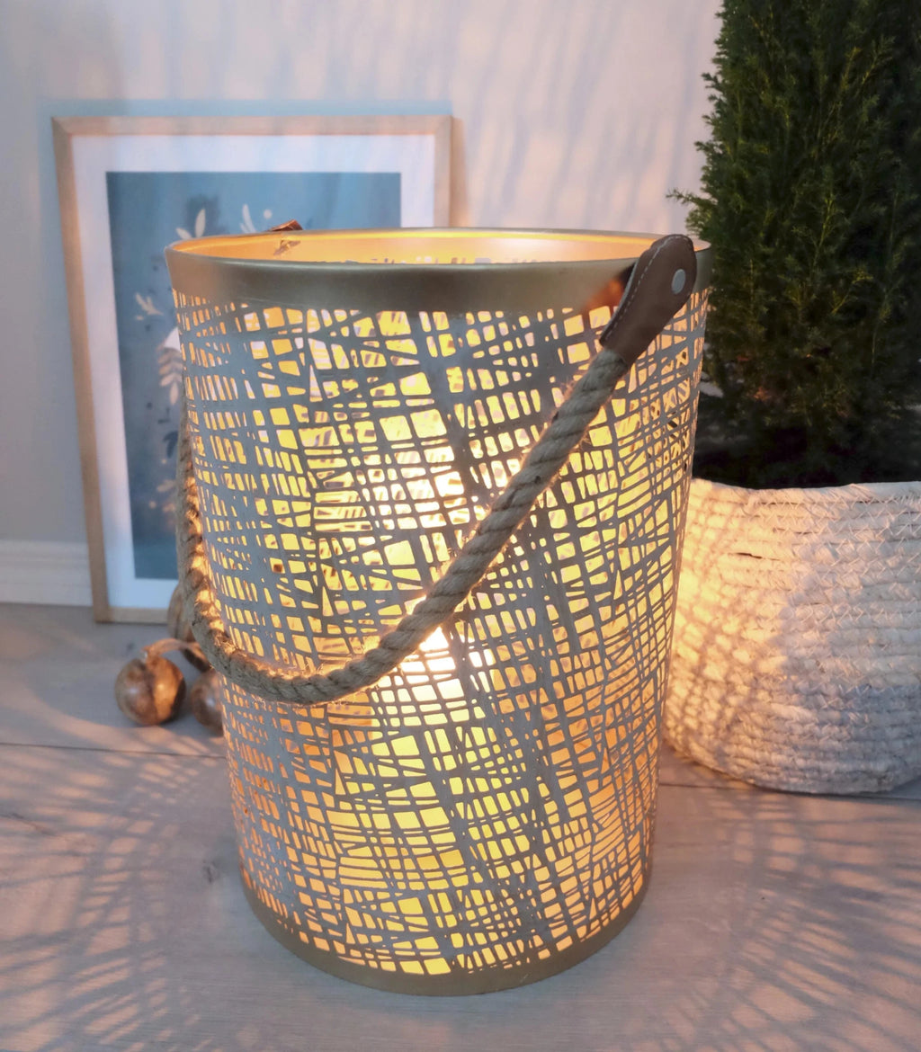 Metallinen Tuuli-kynttilälyhty iso – köysikahva, ristikkokuvio, Ø25 cm, korkeus 35 cm, beige/kulta