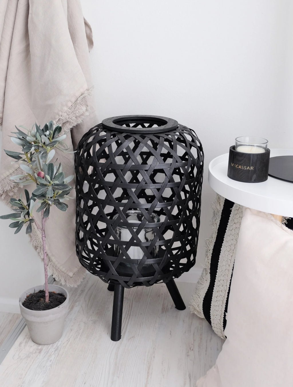 -line by Jolipa Birdy-lyhty sivulta – mattamusta luonnonmateriaali kolmijalka