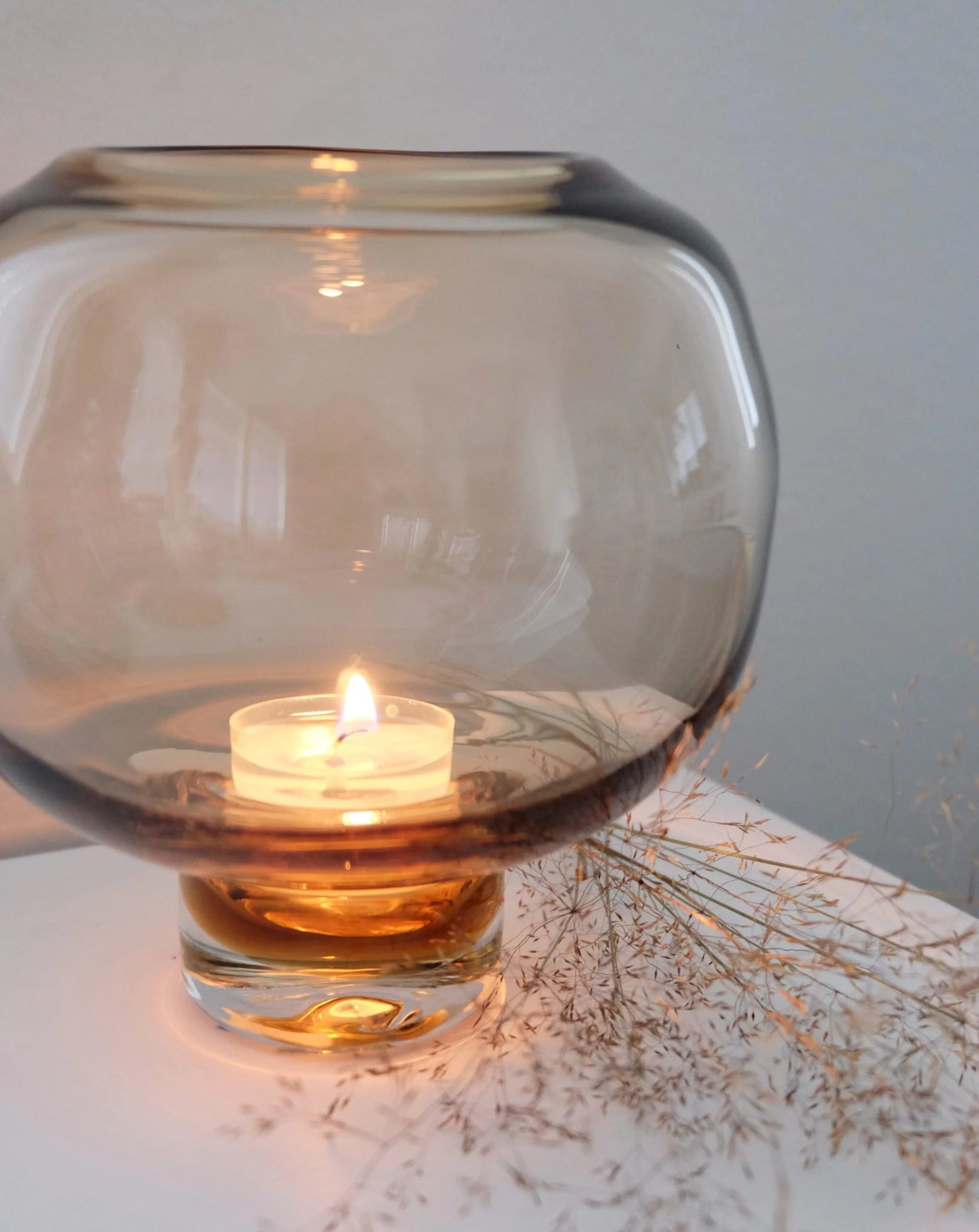 Vaaleanruskea jalallinen lasinen kynttilälyhty – Ø15 cm, korkeus 14 cm