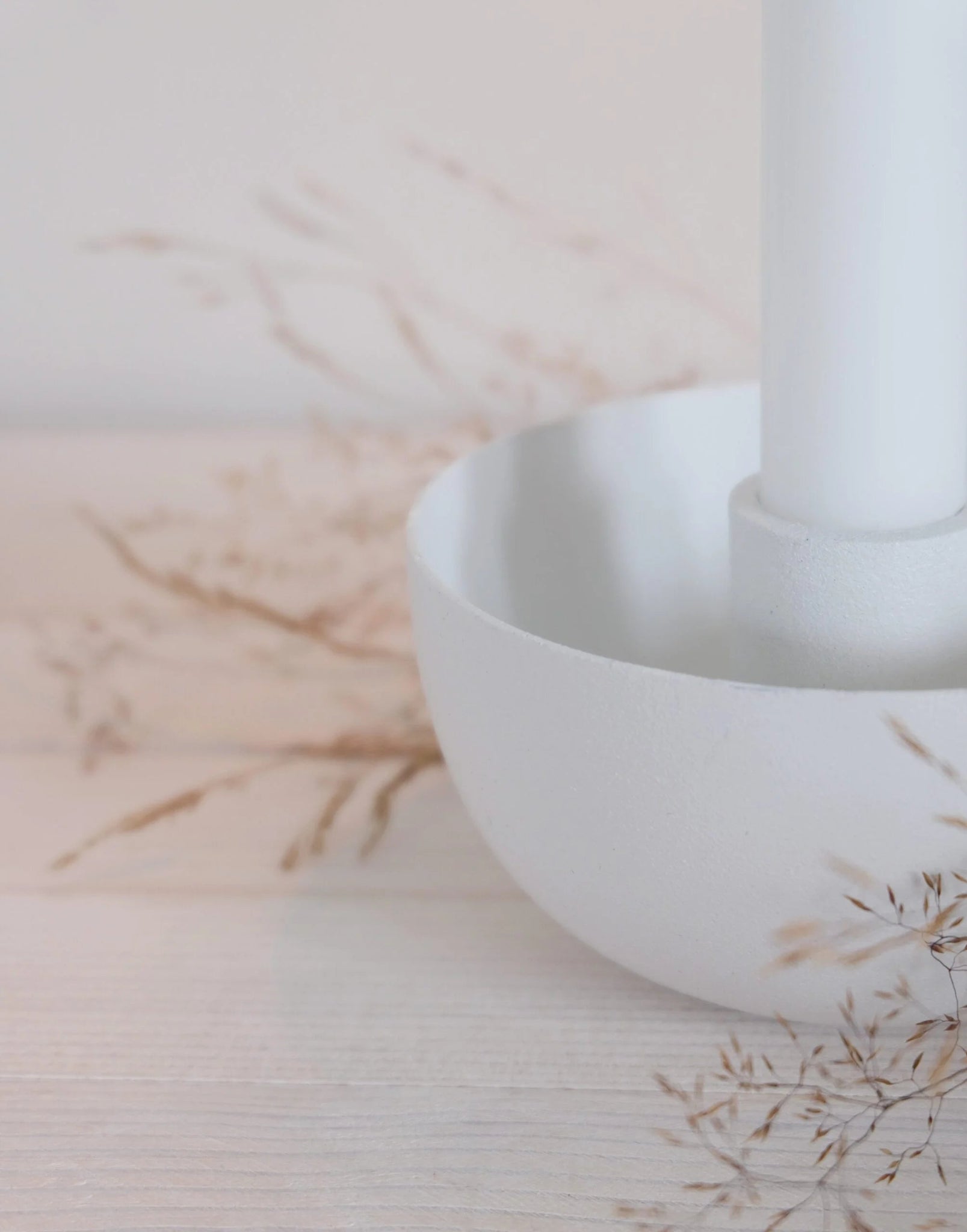 Lähikuva kynttiläteline Bowl mattavalkoisesta metallipinnasta