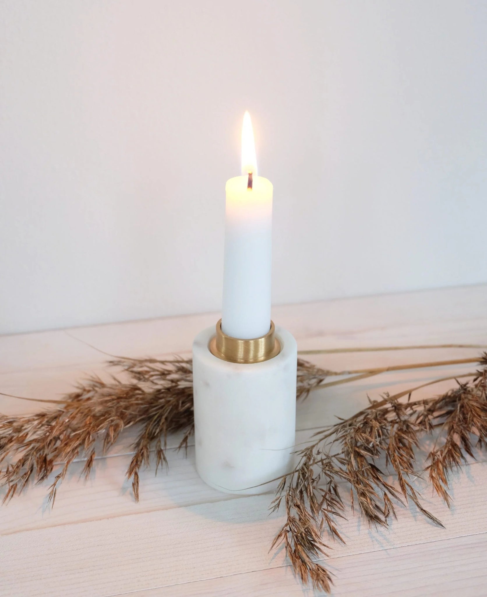 Valkoinen marmorikynttilänjalka Marble pieni – kultainen metallipidike, 7,5 cm